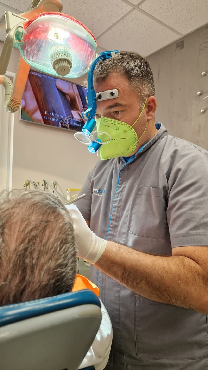 Dr. Cristian Bartoș lucrează clinic folosind magnificație optică.